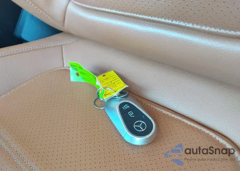 2022 Mercedes-Benz C 300 Sedan z USA, uszkodzony, nr VIN W1KAF4GB1NR031347